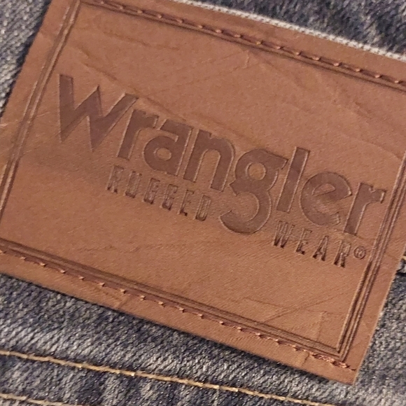 Wrangler Rugged Wear Jeans Men Size 42x32 Light Wash Blue Denim Straight Leg - Picture 3 of 4